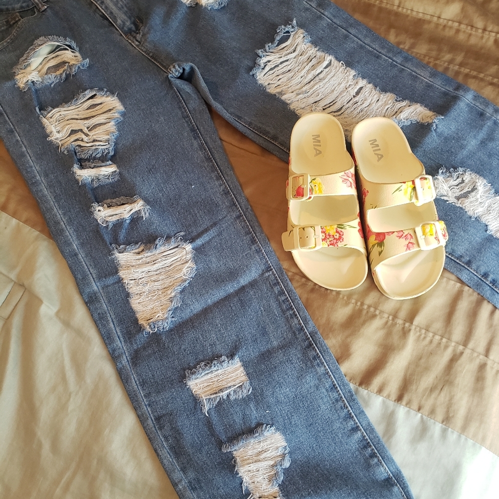 SHEIN Distressed Jeans